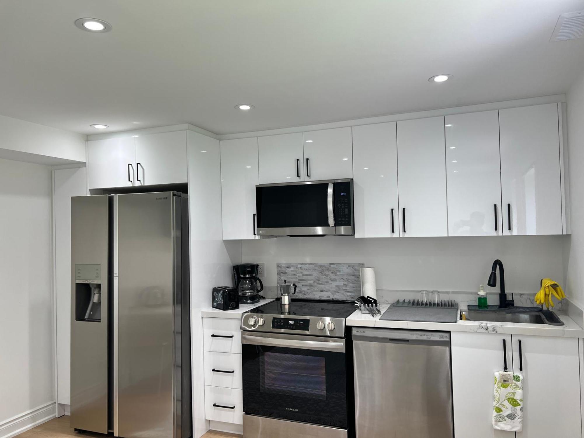 Cozy, Brand-New, 2Bdr,Walkout Apt, Free Parking Ричмонд-Хилл Экстерьер фото