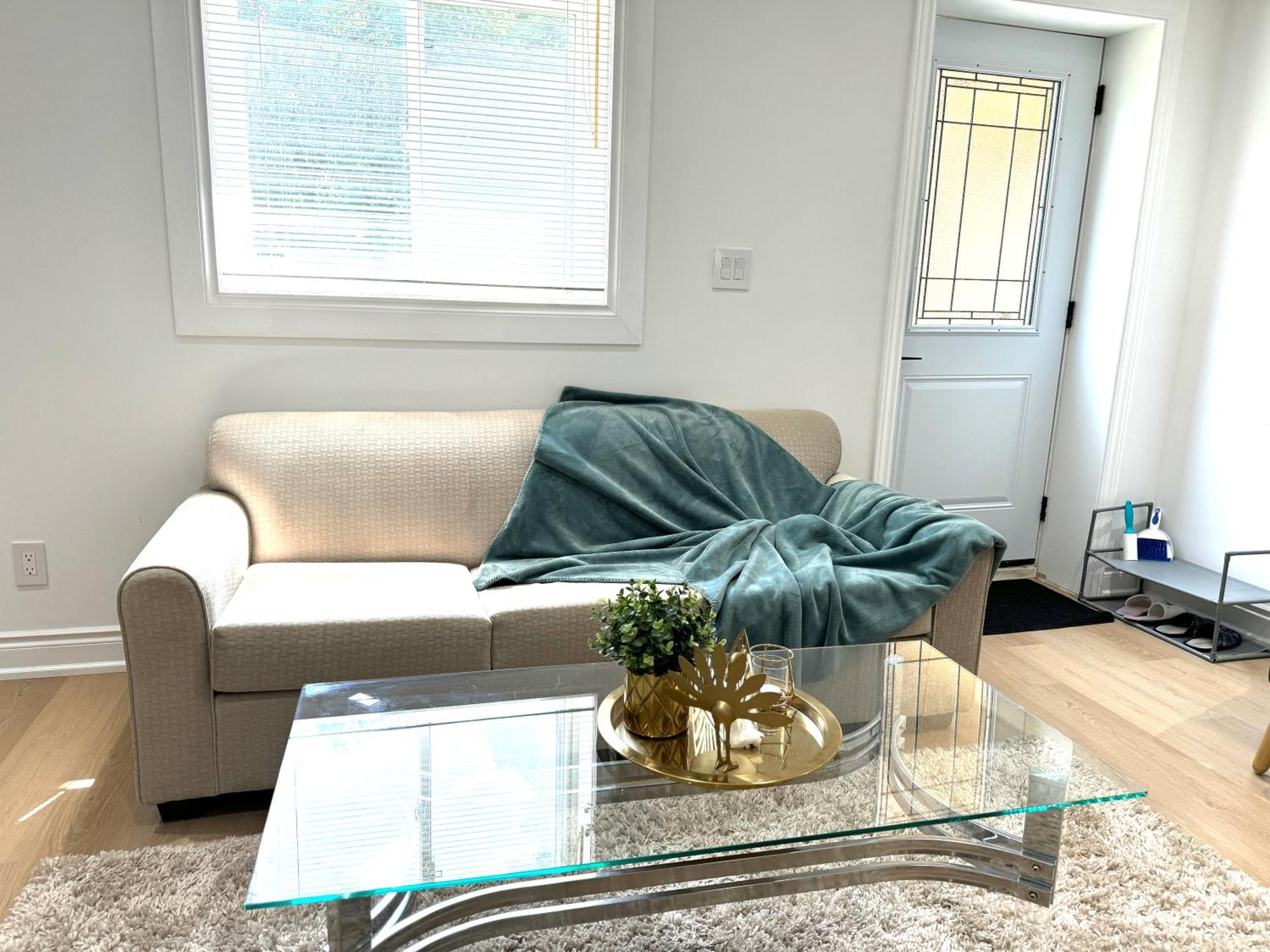 Cozy, Brand-New, 2Bdr,Walkout Apt, Free Parking Ричмонд-Хилл Экстерьер фото
